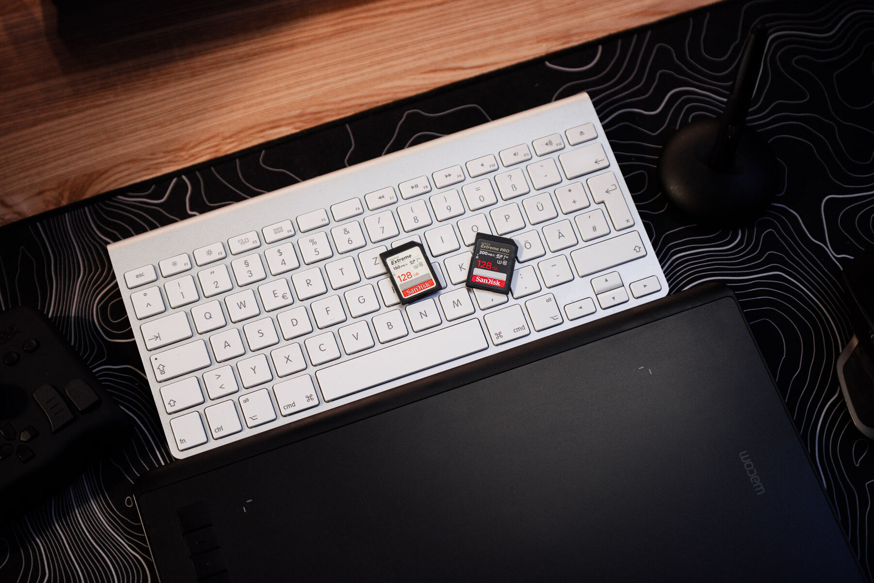 Tastatur, Grafiktablett und Speicherkarten auf dem Schreibtisch